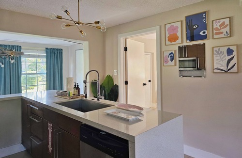 River Oaks House | 1 King, 2 Queen,1 twin, washer dryer, near parks & FTL Marine center