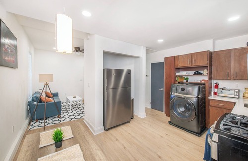 Forest Hill House | 1 King Bed, Laundry, Private Parking, Pet friendly