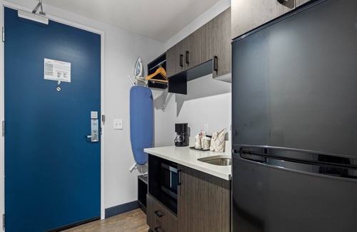 Sandston Apartment | 1 King Bed|Mobil Acc RI Shwr NS Kitchen