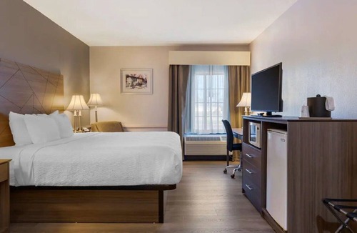 South Hill Hotel | 1 King Bed near Train Museum (1.6 mi) | Free Self-Parking & Breakfast Buffet