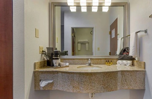 South Hill Hotel | 1 King Bed near Train Museum (1.6 mi) | Free Self-Parking & Breakfast Buffet