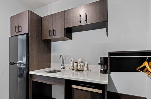 Sandston Apartment | 1 King Bed|NS| Kitchen