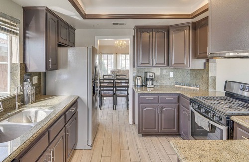 Palmdale House | < 1 Mi to Antelope Valley Mall: Spacious Retreat!