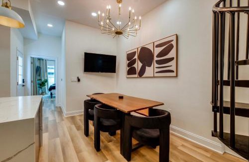 Church Hill House | 1 Mi to Dtwn: Hot Tub Haven in Richmond!