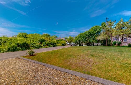 West of Town House | 1 Mi to Dtwn Nantucket! Family Getaway w/Deck