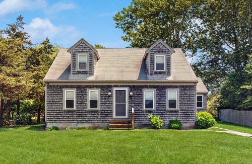 West of Town House | 1 Mi to Dtwn Nantucket! Family Getaway w/Deck