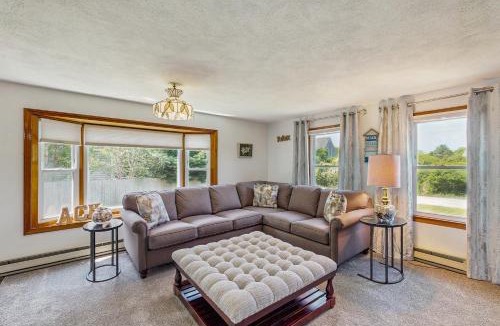 West of Town House | 1 Mi to Dtwn Nantucket! Family Getaway w/Deck