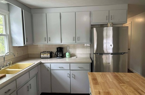 Eastham House | 1 mile to Coast Guard beach! Friendly 4-bedroom house with AC & large yard