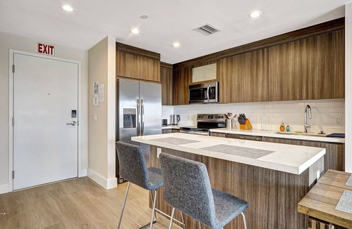 Parkside Apartment | 10 Min to Beach ~ King Bed ~ Smart TV