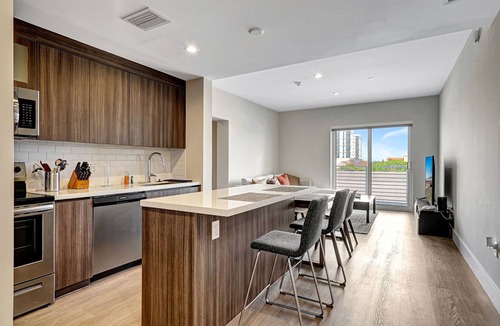 Parkside Apartment | 10 Min to Beach ~ King Bed ~ Smart TV