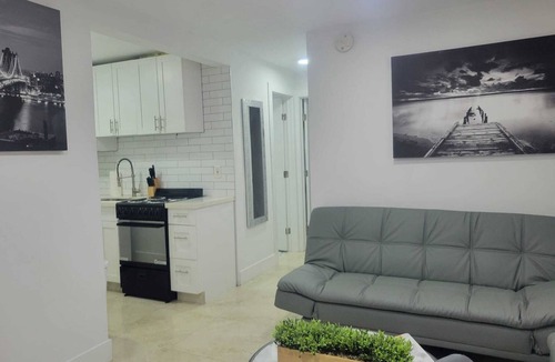 Poinsettia Heights Apartment | 10 MIN TO FLL BEACH★2BR★ with Free Parking & WIFI