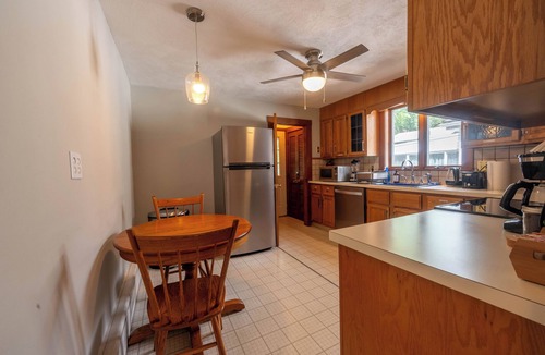Cambridge House | 1000ft² 2BR with Free Parking, King Bed, WFH Setup, Near Harvard, MIT, & Tufts