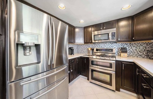 Warner Center House | 116 Lovely Woodland Hills Home w/Pool & spa