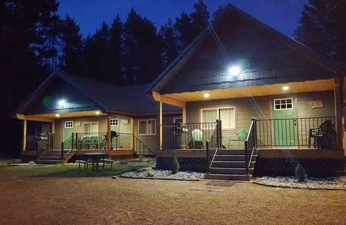 Martin City Cabin | 12 minute drive to Glacier National Park ~Trout Run Cabin at Lazy Bear Lodging