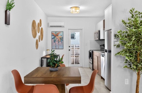 Northeast Miami Apartment | 15 min to Beach | 2 Queen Beds | Free Parking (U2)