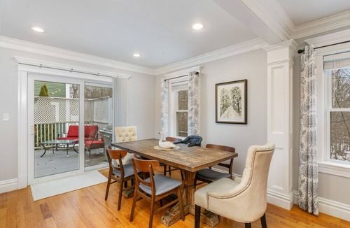 Stoneham House | 15 Min to Boston, Spacious 5BR Retreat on Road with Office Space & Comfortable Beds