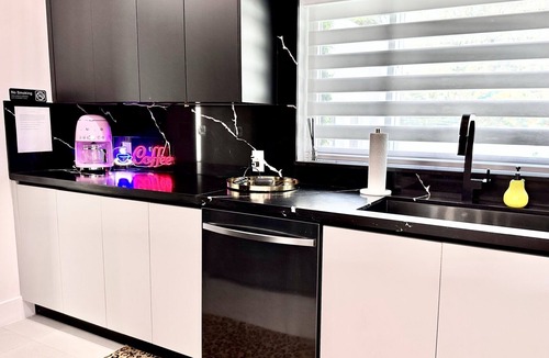 Harbour Inlet House | 15 min to fl Lauderdale airport, 8 min walking distance to beach, walk to Pier66