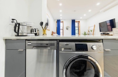 Upper East Side Apartment | 1597-1 Large studio W/D in the unit prime UES