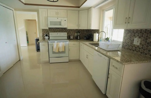 Sunrise House | 15Min from FLL airport/with 8ft pool & NEW Jacuzzi Hot Tub