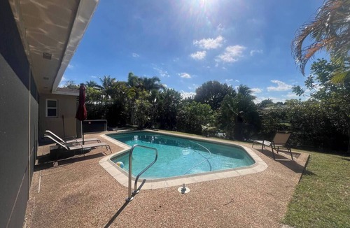 Sunrise House | 15Min from FLL airport/with 8ft pool & NEW Jacuzzi Hot Tub