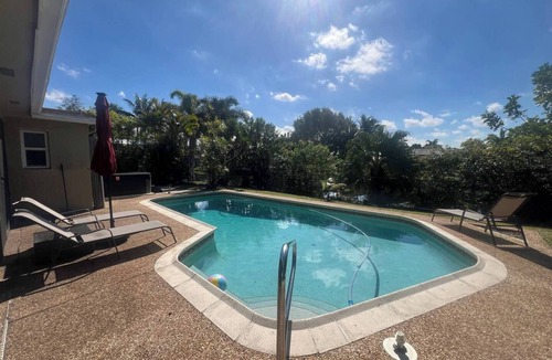 Sunrise House | 15Min from FLL airport/with 8ft pool & NEW Jacuzzi Hot Tub