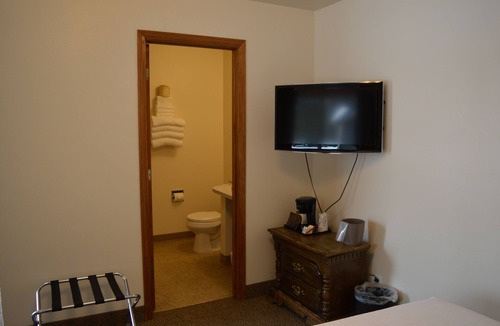 Columbia Falls Hotel | #16 FAMILY SUITE , 3 BEDS with WiFi, and AC in Columbia Falls, 20 mi to GNP