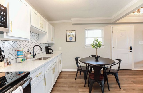 Cottage Line Apartment | 1866 EOV Beach Suite
