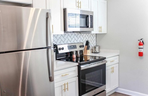 Cottage Line Apartment | 1866 EOV Wave Suite