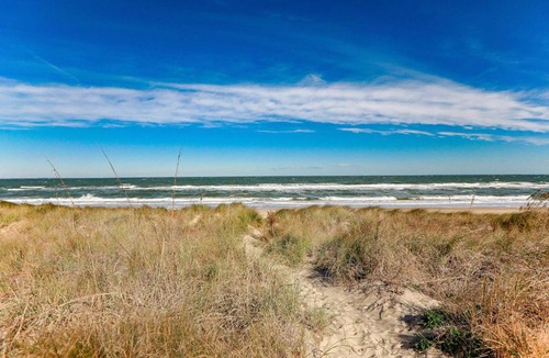 Cottage Line Apartment | 1866 EOV Wave Suite