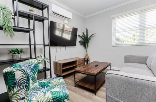 Cottage Line Apartment | 1866 EOV Wave Suite