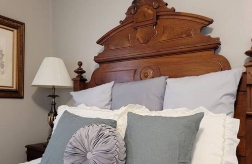 Salisbury Apartment | 1915 Victorian Wildflower Garden
