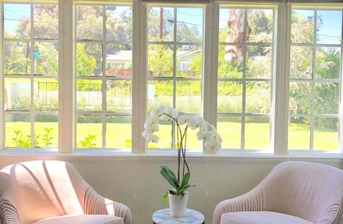 North Arroyo House | 1920s Pasadena Cottage Steps from RoseBowl w/Pool