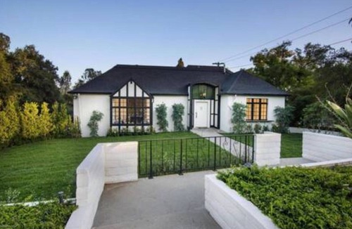 North Arroyo House | 1920s Pasadena Cottage Steps from RoseBowl w/Pool