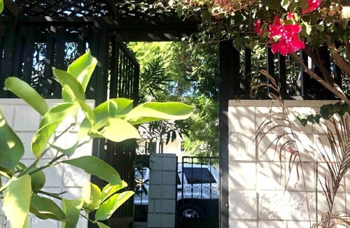 North Arroyo House | 1920s Pasadena Cottage Steps from RoseBowl w/Pool