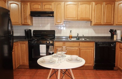 Forest Hill Apartment | 1Bed 1Bath Apt near EWR, Parking 18' from Penn St.