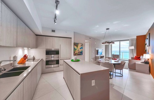 Hollywood South Central Beach Condo | 1BR Beachside | Sea View | Near Miami WC Stadium