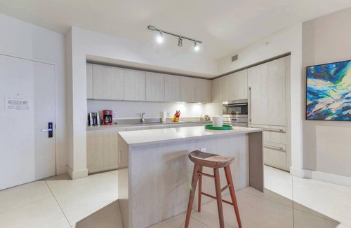 Hollywood South Central Beach Condo | 1BR Beachside | Sea View | Near Miami WC Stadium