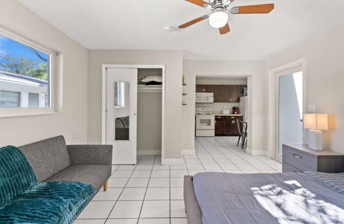 Lake Ridge Apartment | 1BR Getaway Oasis Parking 5min ride to the Beach!