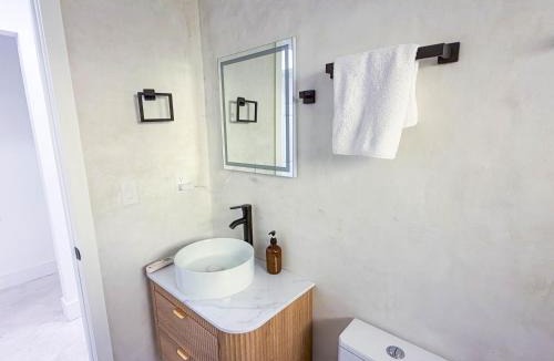 Driftwood Apartment | 1BR near Hollywood Guitar with Private Patio