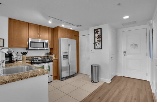 Boynton Beach Condo | 1BR ROOFTOP POOL-10 MIN WALK TO BEACH PRIME LOCATION