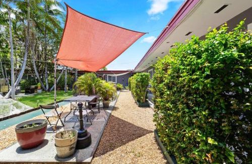 Downtown Hollywood Apartment | 1BR Studio Parking, BBQ, Garden In Hollywood