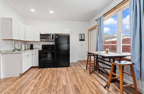 Edray Apartment | 1BR w/2 Beds Near Snowshoe | Modern Apt + Parking