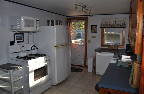 North Eastham Cottage | 2/10 mile Walk to Private Bayside Beach - Secluded Getaway - Central AC