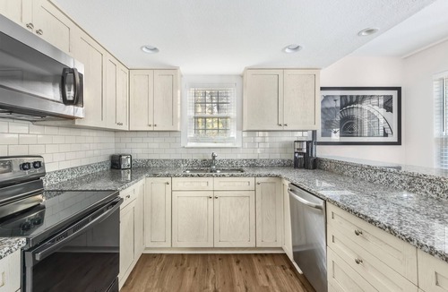 Sea Scape Hotel | 2 Airy 3BR Suites w/Laundry near Kitty Hawk Woods Coastal Reserve Trails