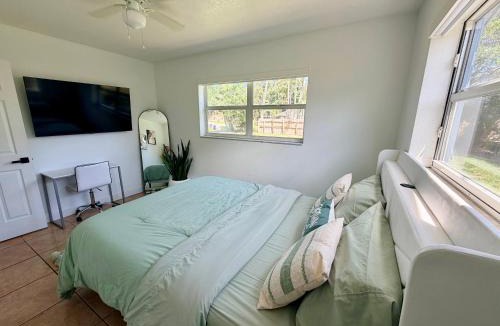 Lake Worth Apartment | 2 bed Lake House in Lantana 3 MI to Beach NO FEES