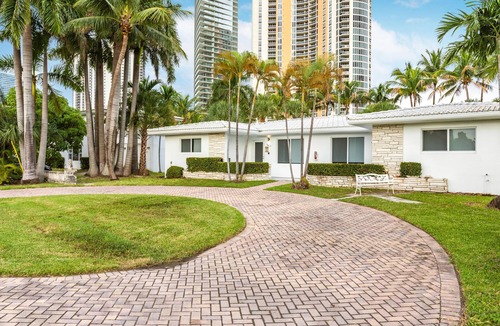 Sunny Isles Beach Ski Chalet | 2 Bedroom 2 Bath Beach 1 min Walk 8 People Keyless Flexible Check in