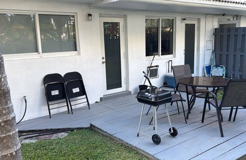 Sunny Isles Beach Ski Chalet | 2 Bedroom 2 Bath Beach 1 min Walk 8 People Keyless Flexible Check in