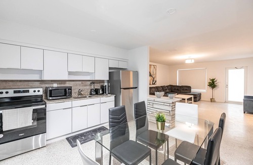 Sunny Isles Beach Ski Chalet | 2 Bedroom 2 Bath Beach 1 min Walk 8 People Keyless Flexible Check in
