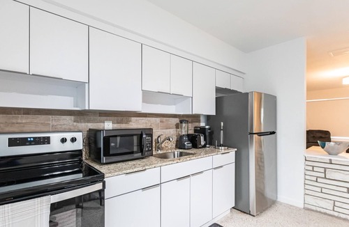 Sunny Isles Beach Ski Chalet | 2 Bedroom 2 Bath Beach 1 min Walk 8 People Keyless Flexible Check in