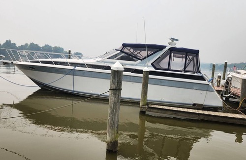 Elkton Boat Rental | 2-bedroom, 46 foot house boat it Dolphins Marina on the Elk River with AC.